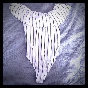 💋 SALE DISCREET Off shoulder bodysuit